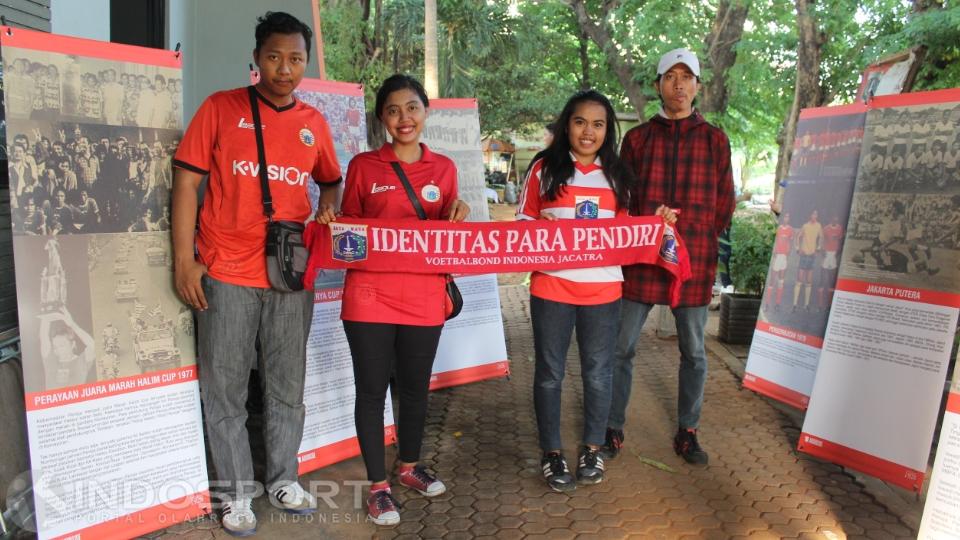 Jakmania berpose mengenai pentingnya mengena identitas pendiri Persija.